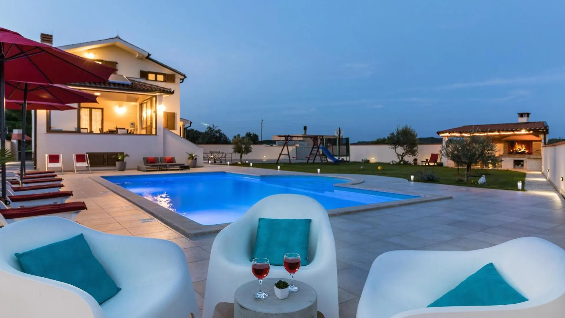 Nettes Ferienhaus In Pomer Mit Privatem Pool